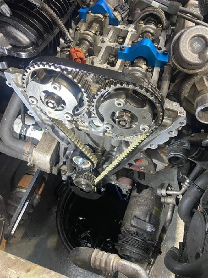 Does a 2002 Nissan Altima 2.5 have a timing belt or chain