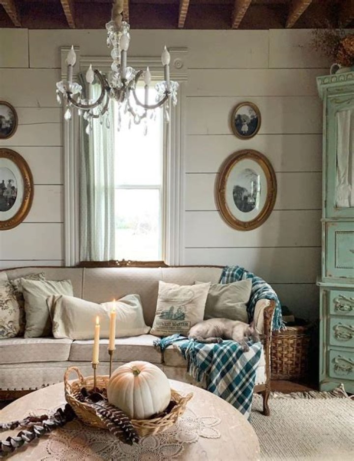 How do you decorate an old farmhouse