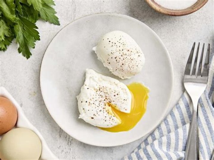 How do you make poached eggs in a egg cooker