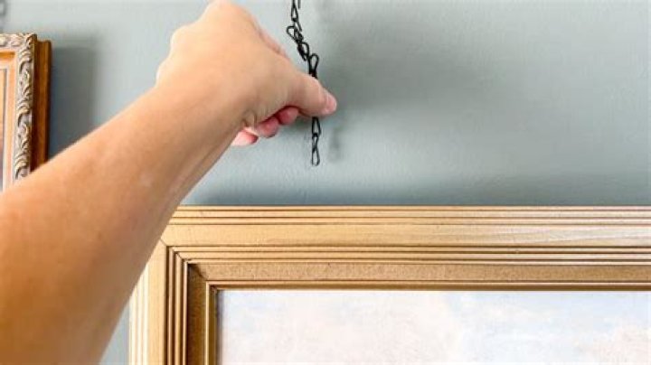 How does a picture rail work