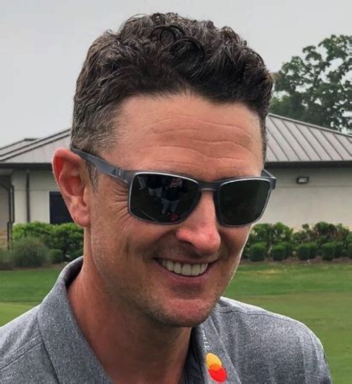 Quick Answer: What Sunglasses Does Justin Rose Wear