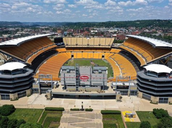 What do you get with club seats at Heinz Field
