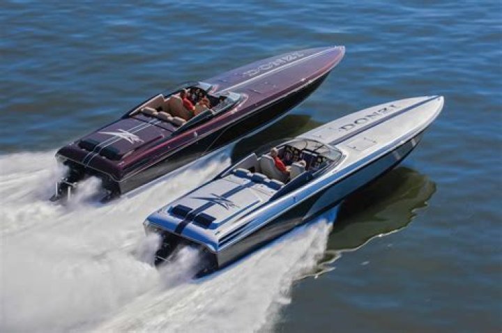 What kind of boat is sailing La Vagabonde